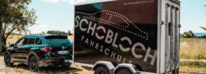 Fahrschule Schobloch, PKW mit Anhänger und Firmenaufschrift